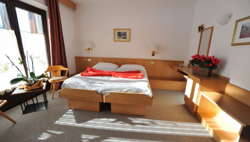 Hotel Derby - Doppelzimmer italien, bormio, Santa Caterina - Valdidentro, livigno, snowboard reisen, skiurlaub, berlin bus, busreisen, gruppenreisen, skireisen, sporthotel, kinder ski, sportclub, skihütte, preiswert, familienreisen derby