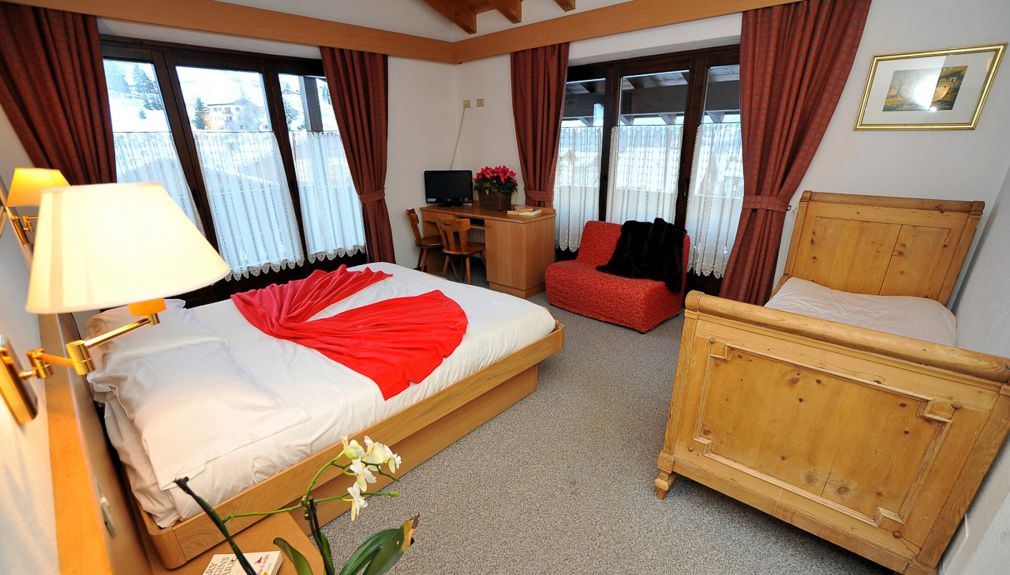 Hotel Derby - Mehrbettzimmer italien, bormio, Santa Caterina - Valdidentro, livigno, snowboard reisen, skiurlaub, berlin bus, busreisen, gruppenreisen, skireisen, sporthotel, kinder ski, sportclub, skihütte, preiswert, familienreisen derby