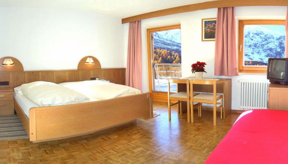 Hotel Alpenhof - Doppelzimmer italien, sulden, snowboard reisen, skiurlaub, berlin bus, busreisen, gruppenreisen, skireisen, sporthotel, kinder ski, sportclub, skihütte, preiswert, alpenhof, familienreisen