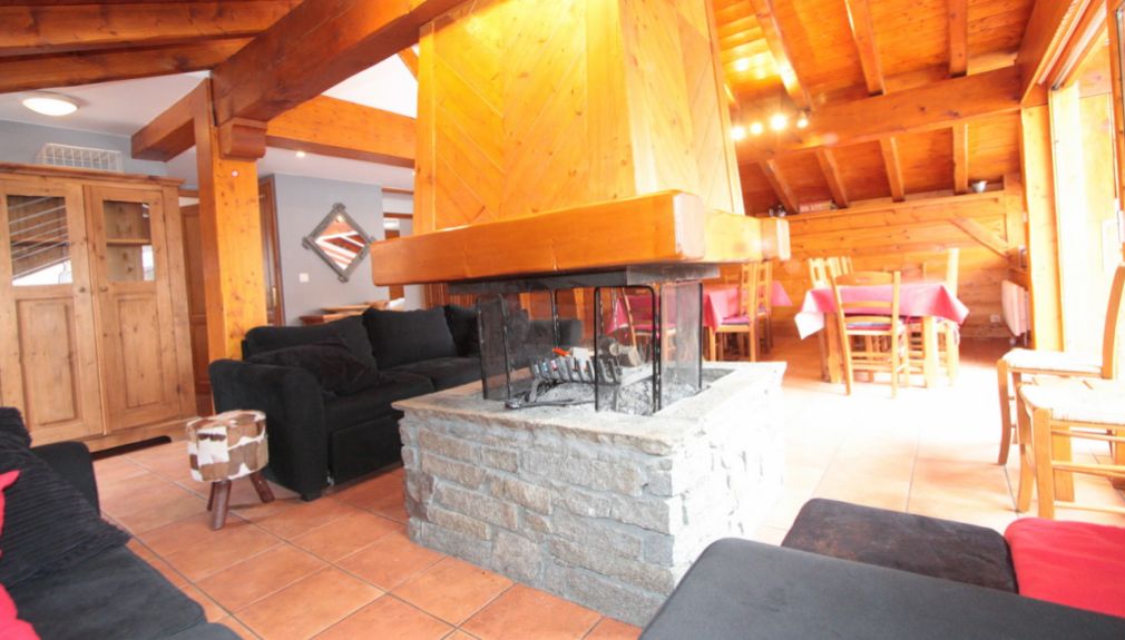 Chalet Le Marteret - Auftenthaltsraum frankreich, 3 valle, trois, vallé, bettaix, snowboard reisen, skiurlaub, berlin bus, busreisen, gruppenreisen, skireisen, sporthotel, kinder ski, sportclub, skihütte, preiswert, marteret, familienreisen