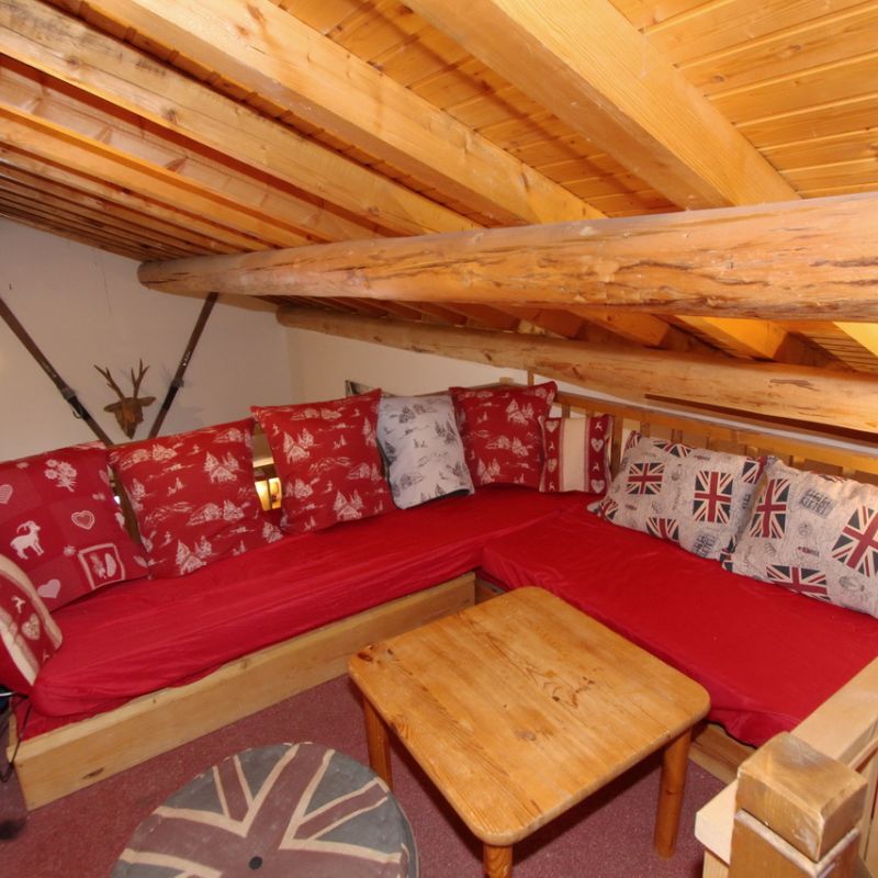 Chalet Orchis - Lounge frankreich, 3 valle, trois, vallé, bettaix, snowboard reisen, skiurlaub, berlin bus, busreisen, gruppenreisen, skireisen, sporthotel, kinder ski, sportclub, skihütte, preiswert, marteret, familienreisen