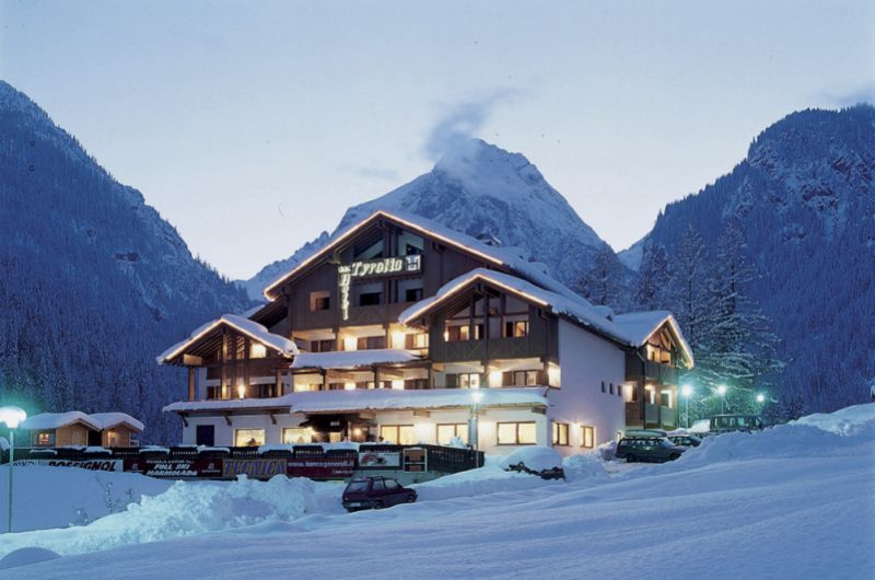 Hotel Tyrolia italien, dolomiten, passo pordoi, snowboard reisen, skiurlaub, berlin bus, busreisen, gruppenreisen, skireisen, sporthotel, kinder ski, sportclub, skihütte, preiswert, tyrolia, familienreisen, familienreisen